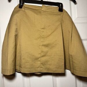 Tan pleated mini skirt. (L)